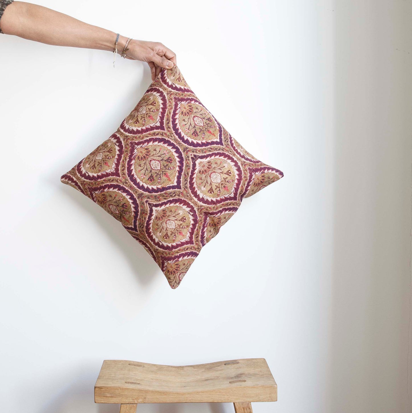 Housse de coussin 40 × 40 cm en coton façon tapissier à motifs floraux. Confectionnée à la main à Jaipur, avec dos en coton et fermeture éclair.