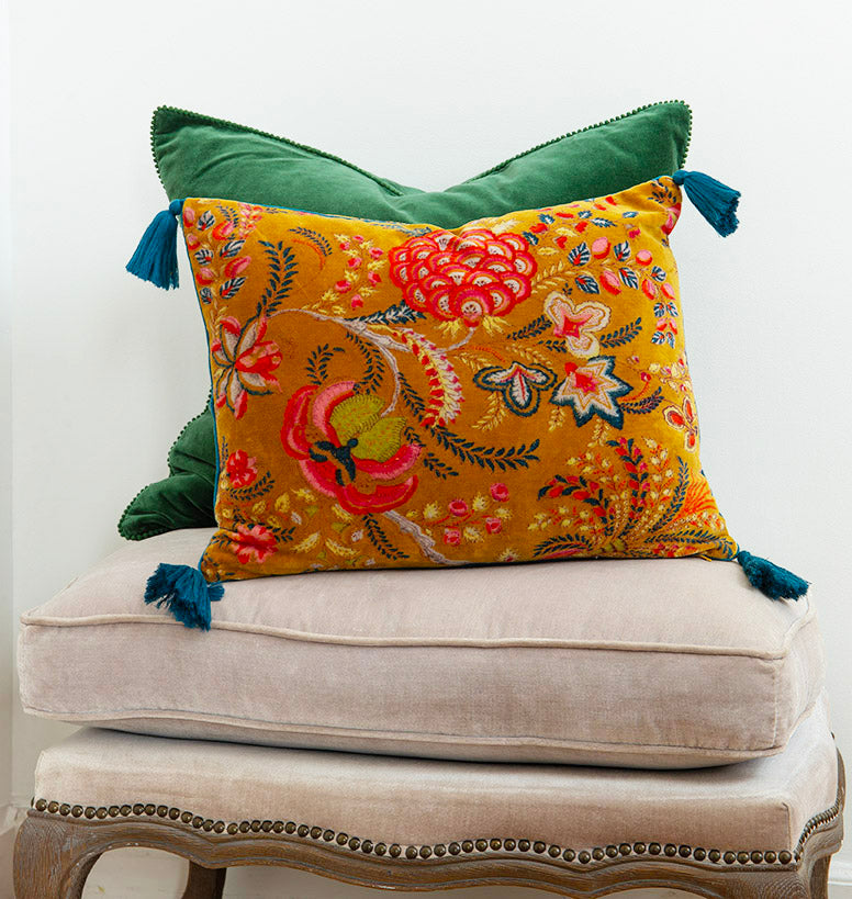 coussin en velours de coton fait main finitions pompons