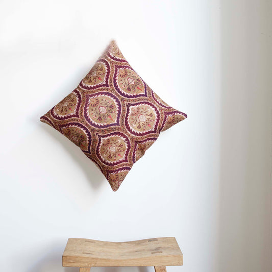 Housse de coussin 40 × 40 cm en coton façon tapissier à motifs floraux. Confectionnée à la main à Jaipur, avec dos en coton et fermeture éclair.