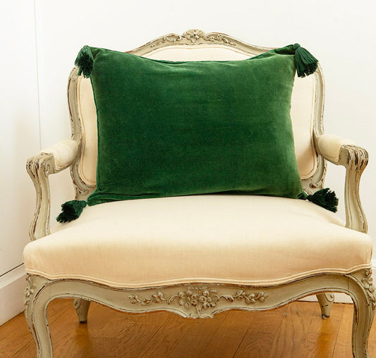 Coussin en velours de coton vert flamboyant & pompons