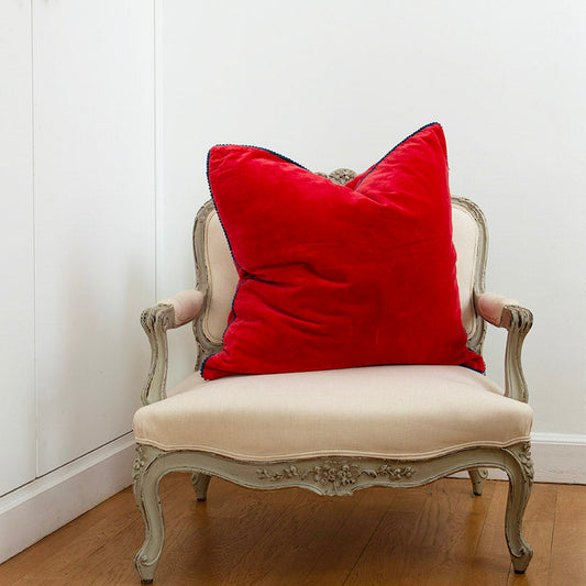 Coussin rouge velours de coton liseré bleu