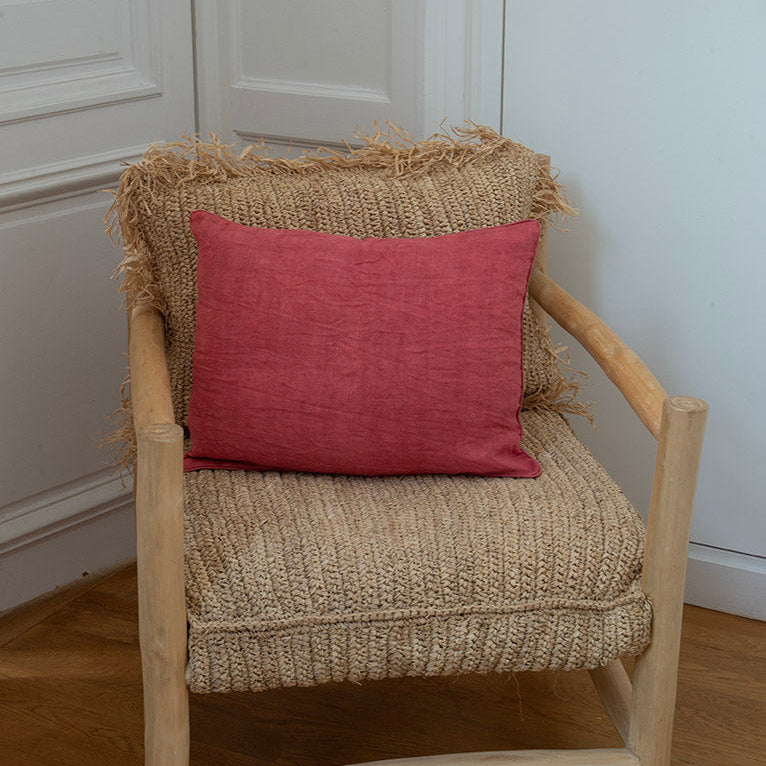Housse de coussin en lin teinté couleur pamplemousse fait à la main.