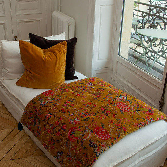 boutis velours fait à la main finitions pompons