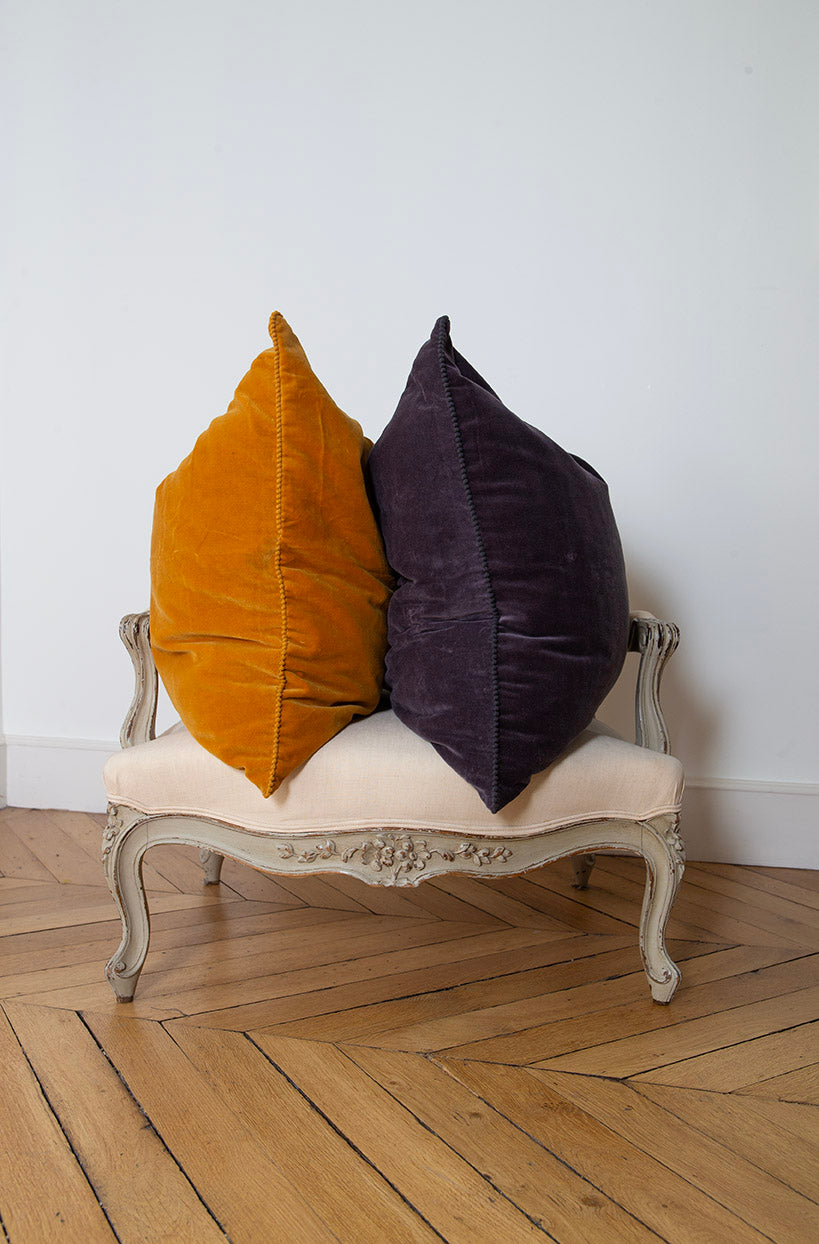 Coussin en velours de coton taupe lumineux